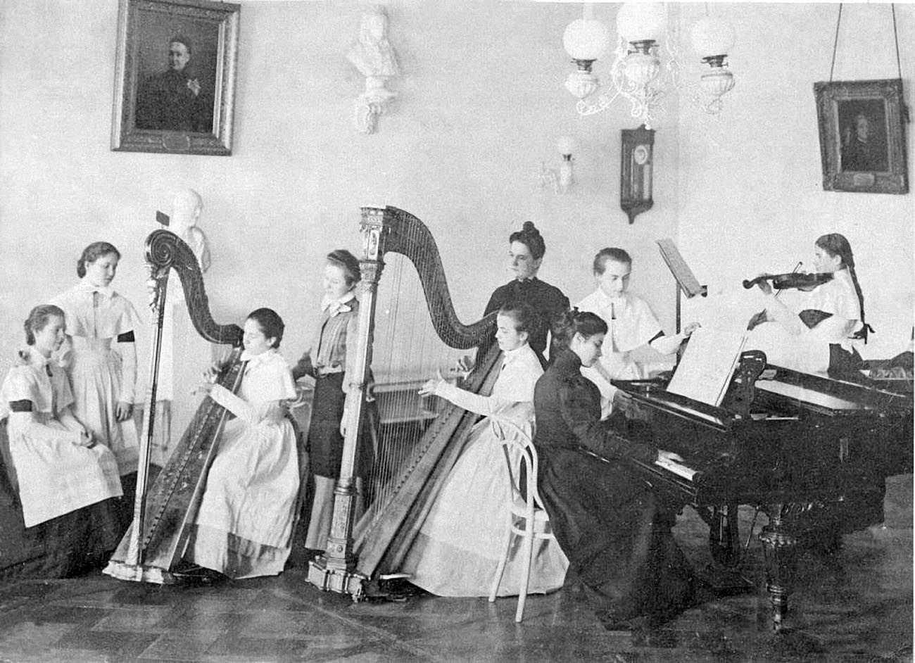 8Урок игры на арфе.Выпускной альбом института 1889 года