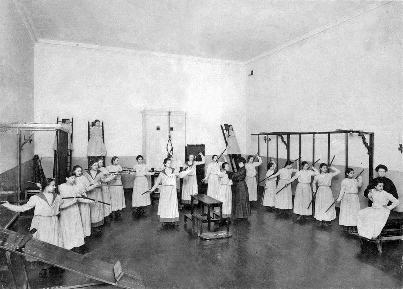 9Смольный институт.Урок гимнастики.Фото 1889 г.
